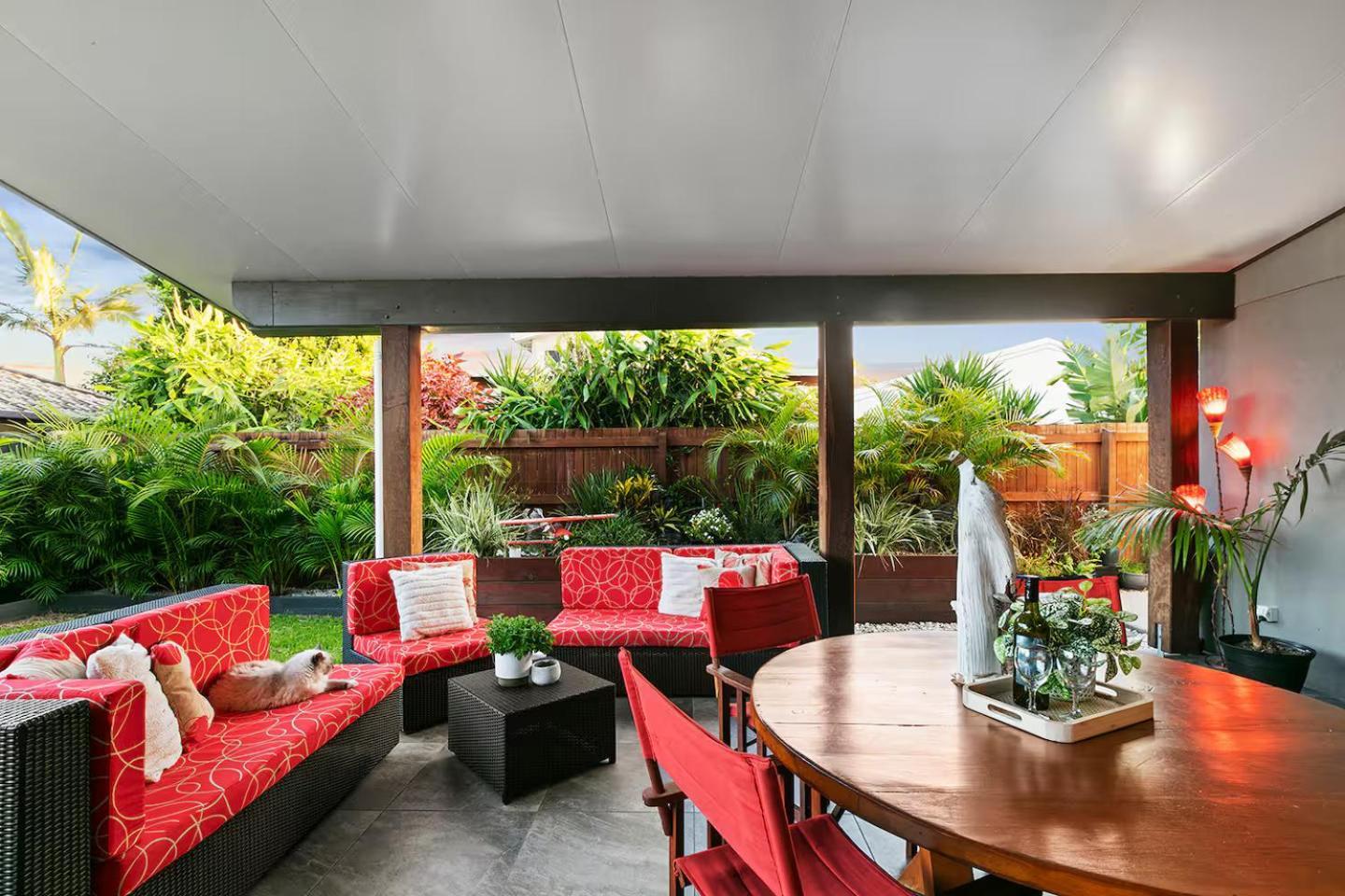 Modern Luxury Pool Oasis Buddina