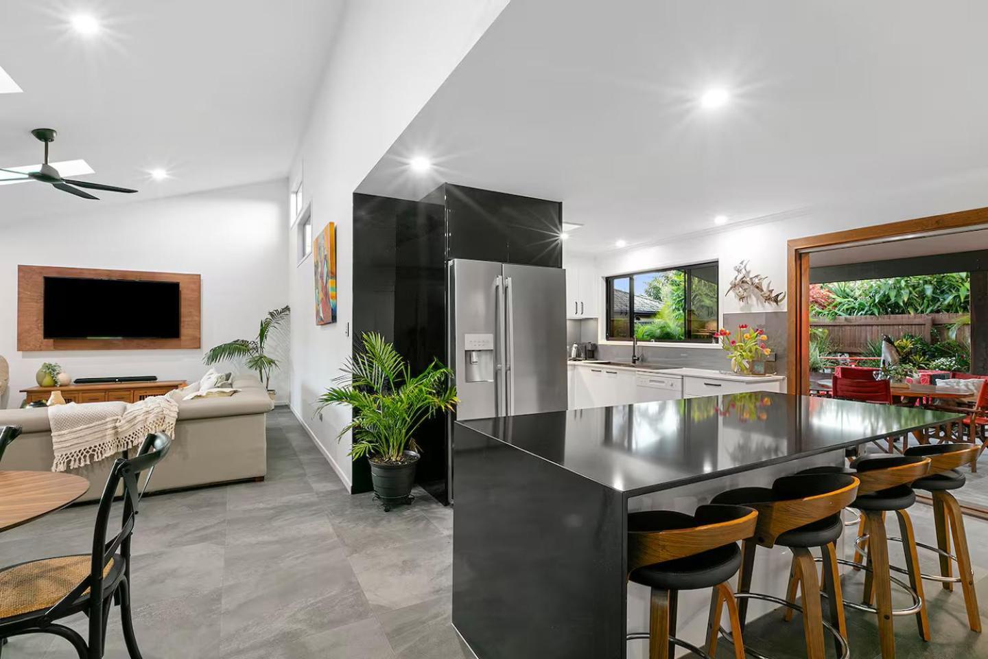 Modern Luxury Pool Oasis Holiday home Buddina